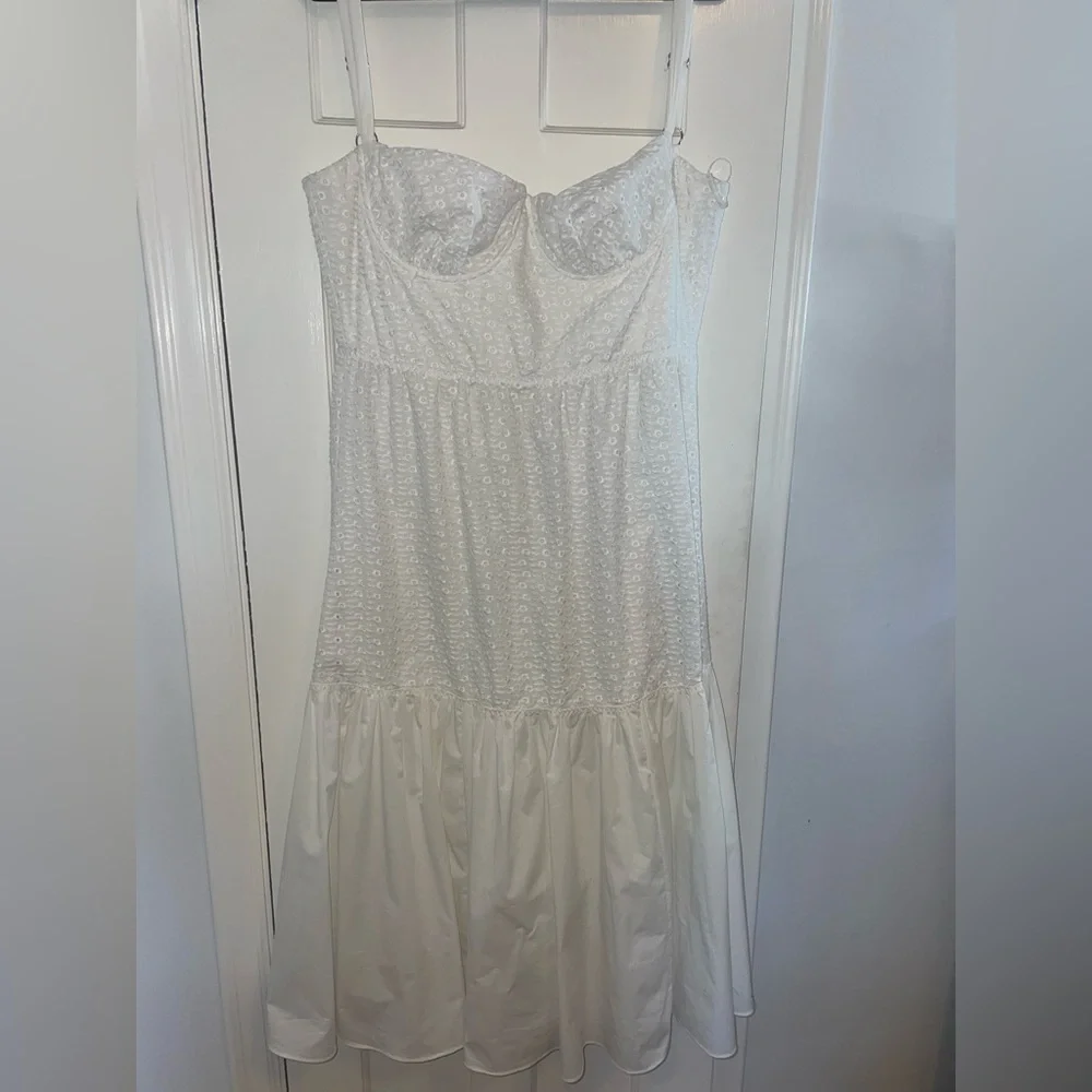 Never worn White House of CB dress! Size L+ (12) w/ larger cups. - Picture 2 of 7